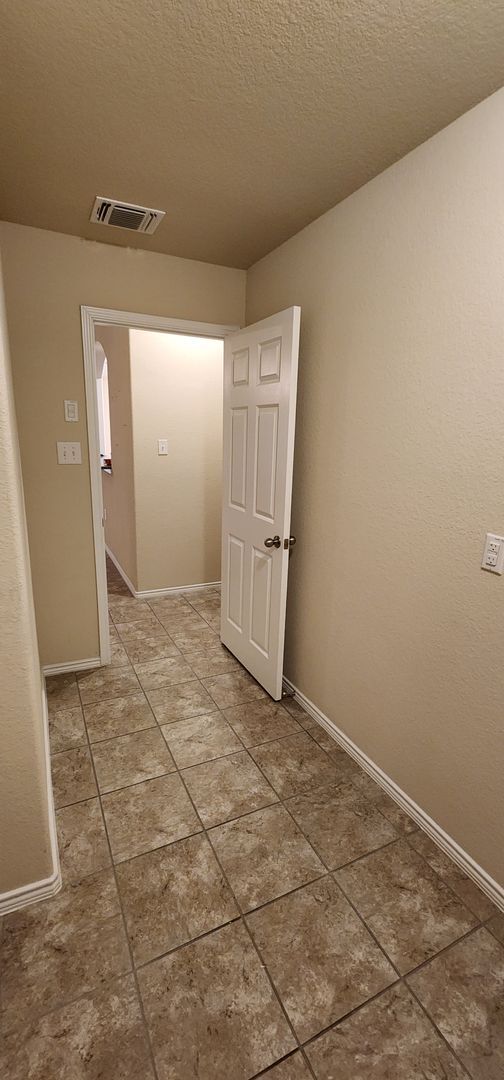 Building Photo - Beautiful 3 Bedroom House