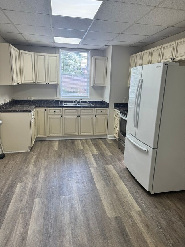 Building Photo - 3 bedroom, 1 bath, 2 story half double house