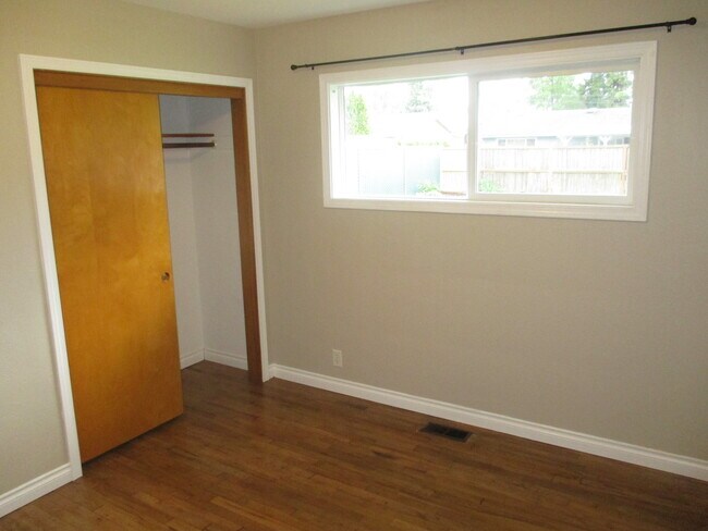 Building Photo - Large Three Bedroom Home in Keizer