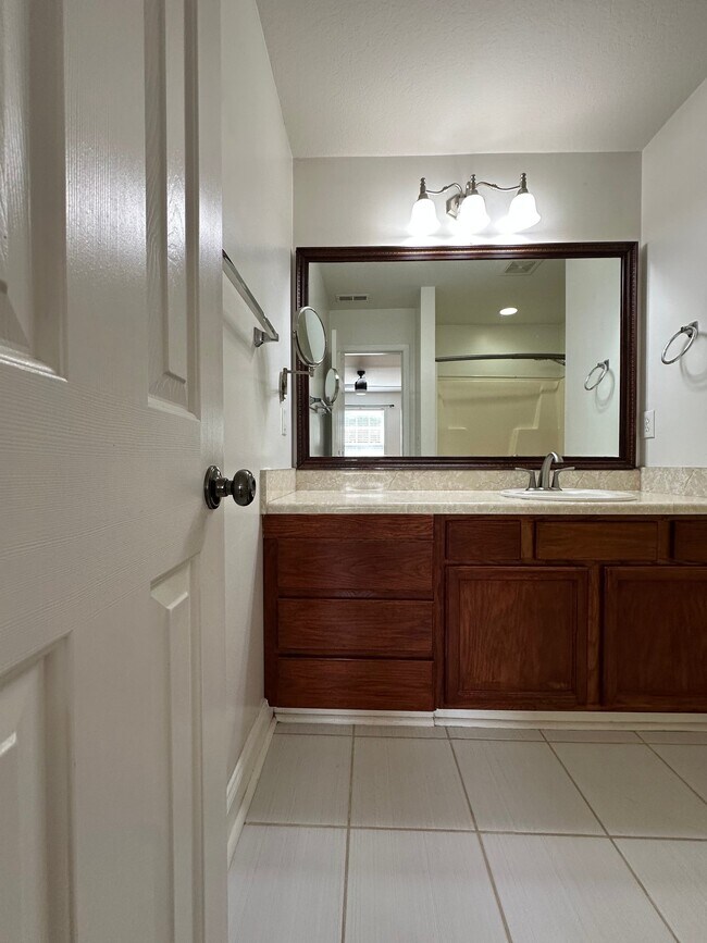 Building Photo - 105 Calcite Dr