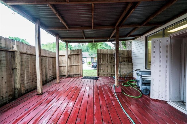 Building Photo - 10746 Lakewood Oaks Dr