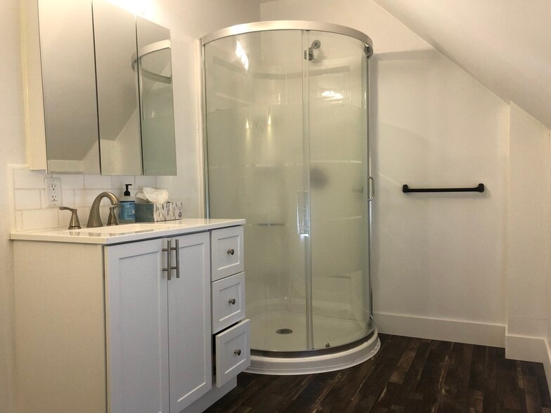 Bathroom - 916 Harrison Ave