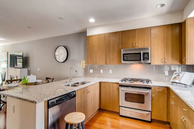 Building Photo - 2 Bedroom Loft Style Townhome Near Microsoft!