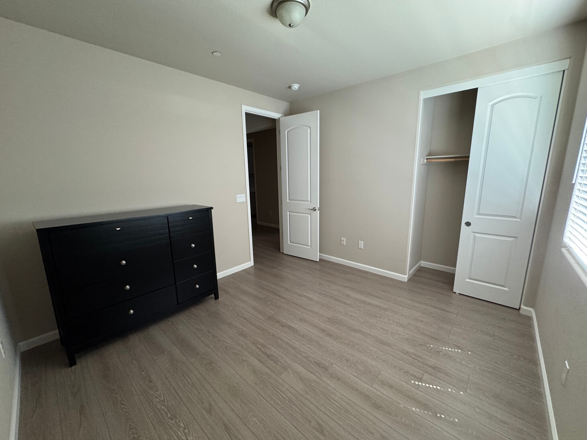 bedroom 2 with drawer - 532 Aspen Pl