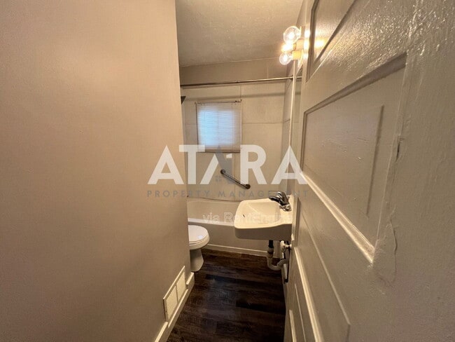 Building Photo - 254 Fern Ave N