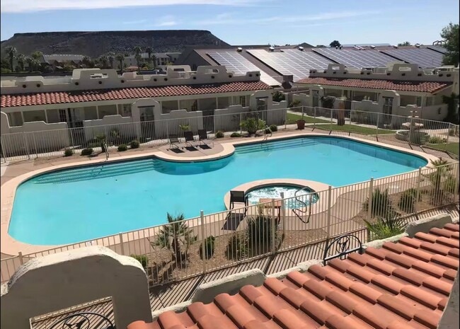 Building Photo - 2 Bedroom Townhouse in a Resort Style Community! All Utilities Included!