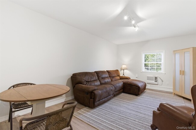 Building Photo - 120 Greenlawn Rd