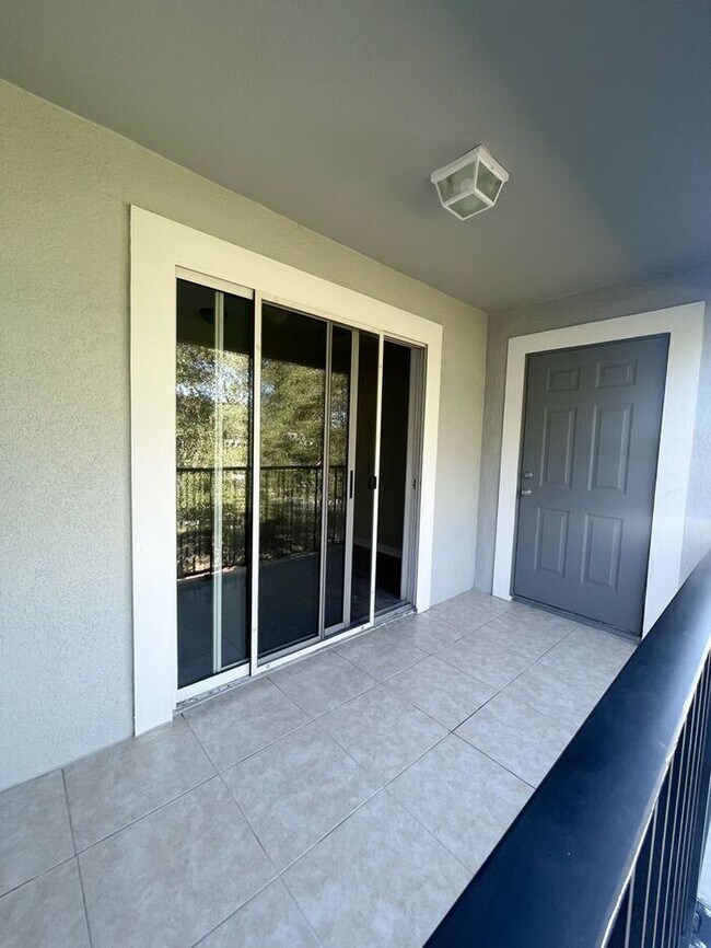 Building Photo - Beautiful Townhouse