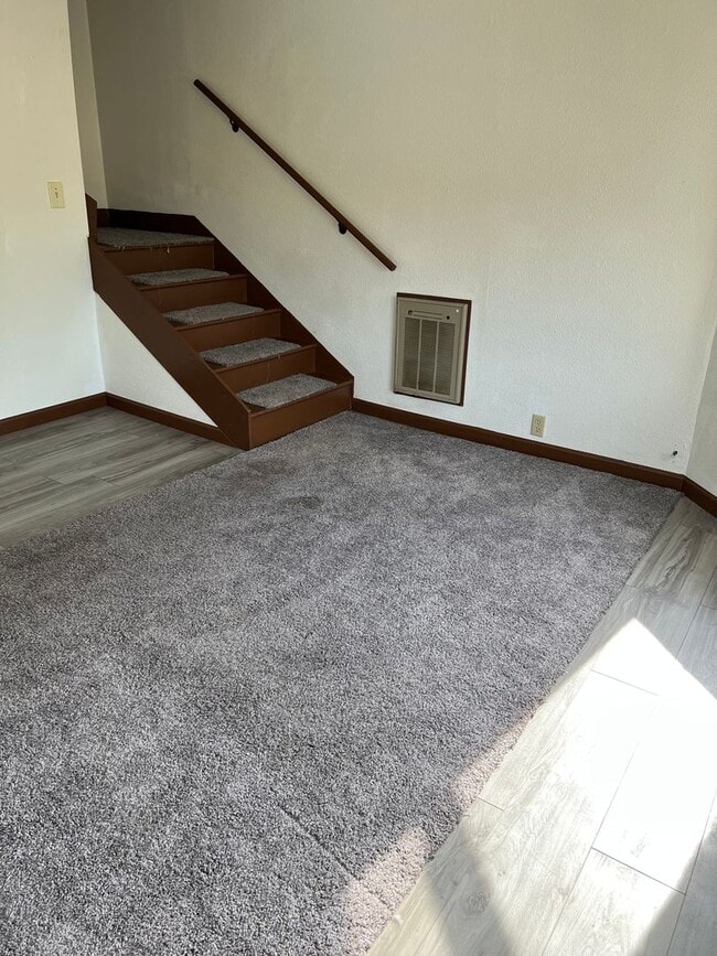 Building Photo - Valentine 1620