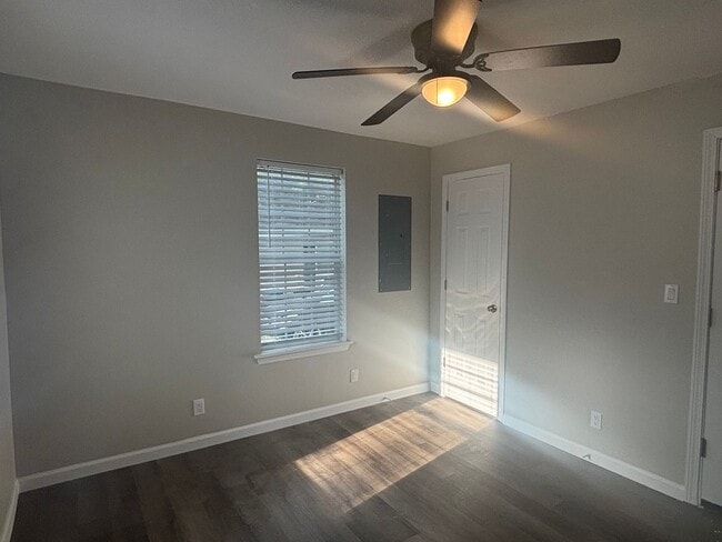 Building Photo - Fabulous 2 Bedroom 1.5 Bathroom House