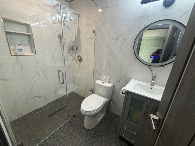 Building Photo - Beautifully Remodeled 3-Bedroom Single-Sto...