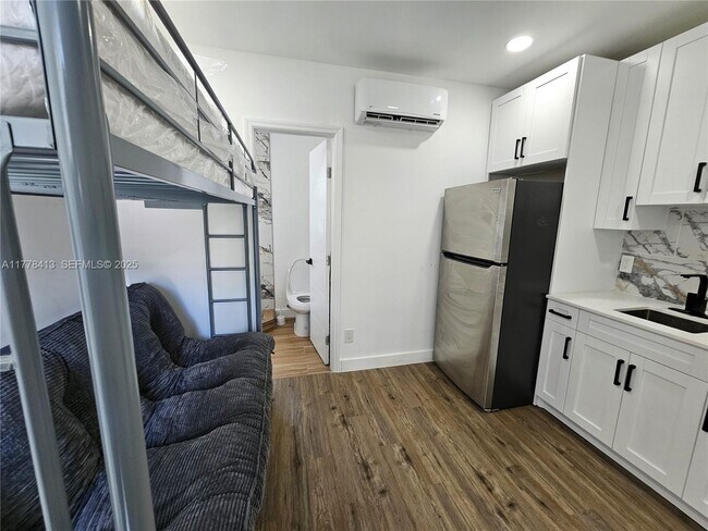 Building Photo - 1946 Pierce St