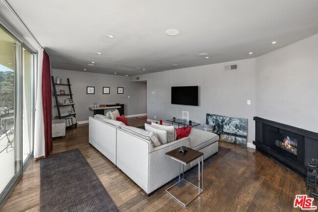 Building Photo - 2260 N Cahuenga Blvd