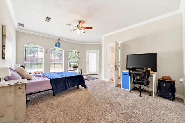 Building Photo - Exceptional Home in Arlington – Great Layout & Prime Location
