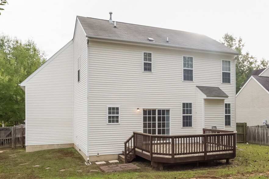 Building Photo - 437 Hay River St