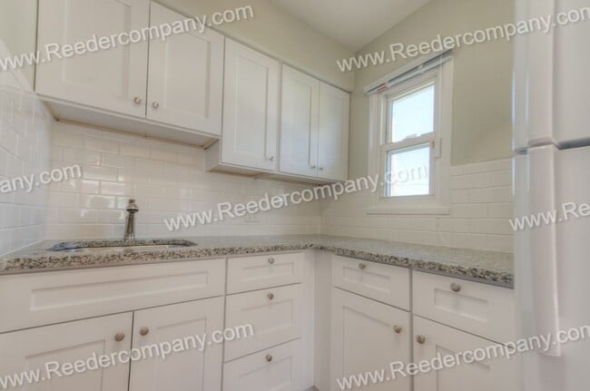 Building Photo - 3 Bedroom / 1 Bathroom Home