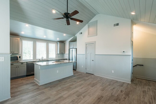 Building Photo - 10 Orrs