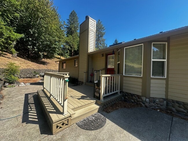 Building Photo - Nice 3 bedroom 2 bath home with den/media ...
