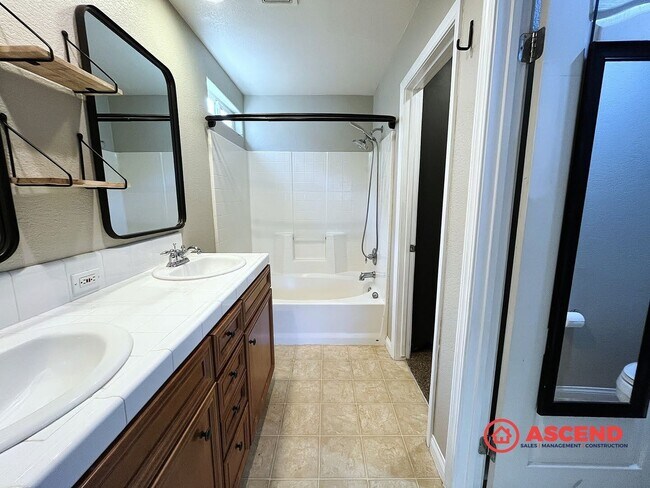 Building Photo - Beautiful NW Bakersfield Home | Cul-de-Sac Living + Solar