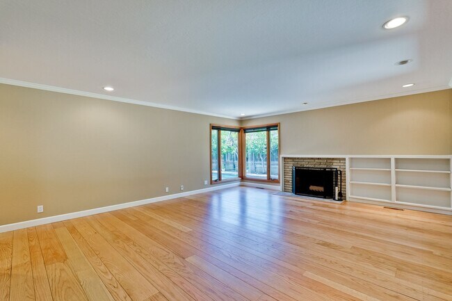 Building Photo - Excellent 3 Bedroom 2 Bath In A Great Neig...