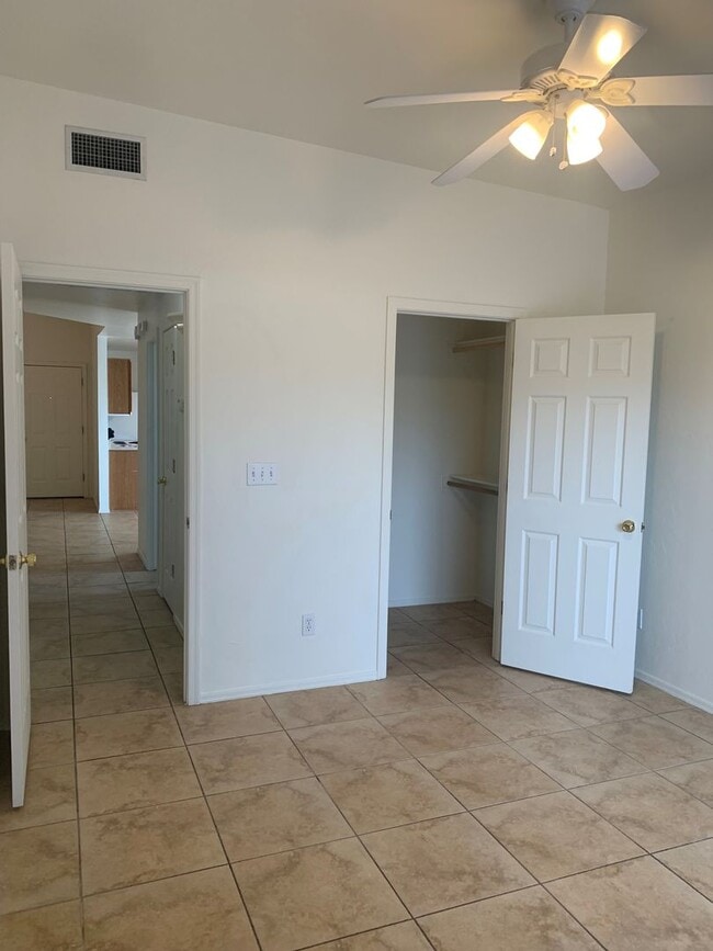Building Photo - 9104 E Esperanza Dr