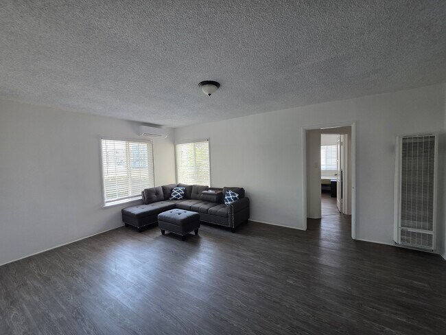 Building Photo - 1349 W 35th Pl