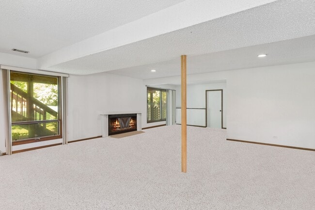 Building Photo - 6610 Pinehurst Ct