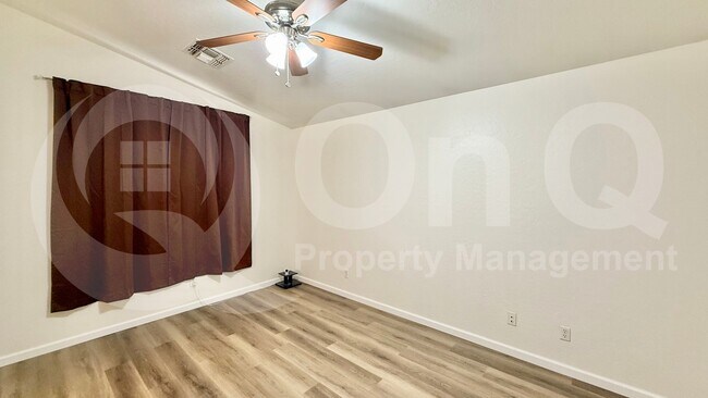 Building Photo - 417 E Cantebria Dr