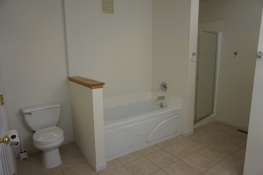 Building Photo - 612 Willoughby Way W