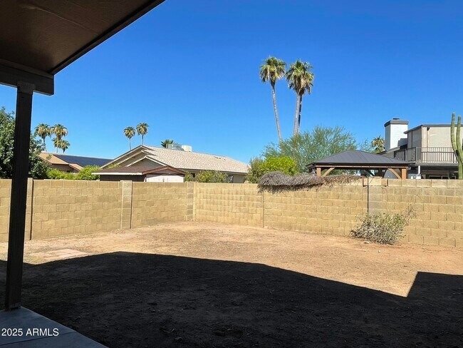 Building Photo - 6502 W Paradise Ln