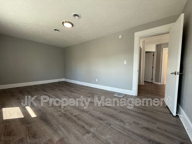 Building Photo - 913 5th Ave N