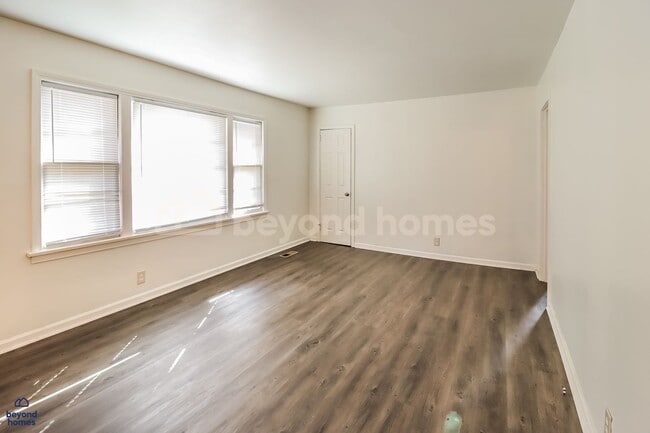 Building Photo - This 3 bedroom / 1 full bath and 1,284 sq feet House will Blow Your Mind!