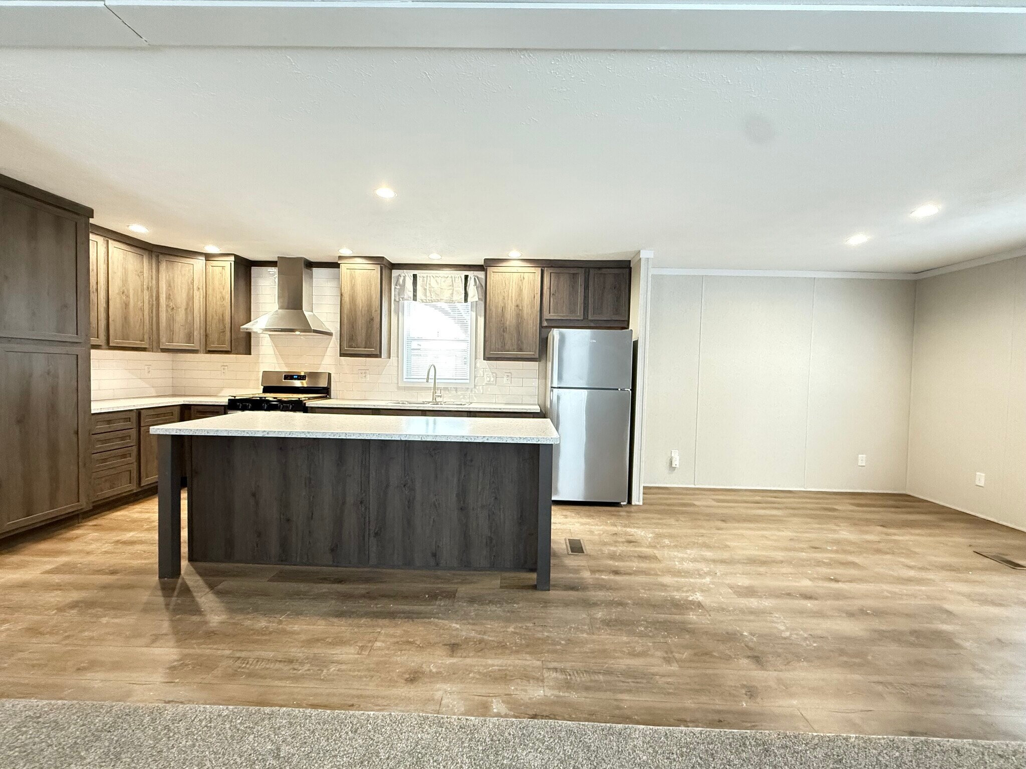 Building Photo - 29909 Flushing Dr