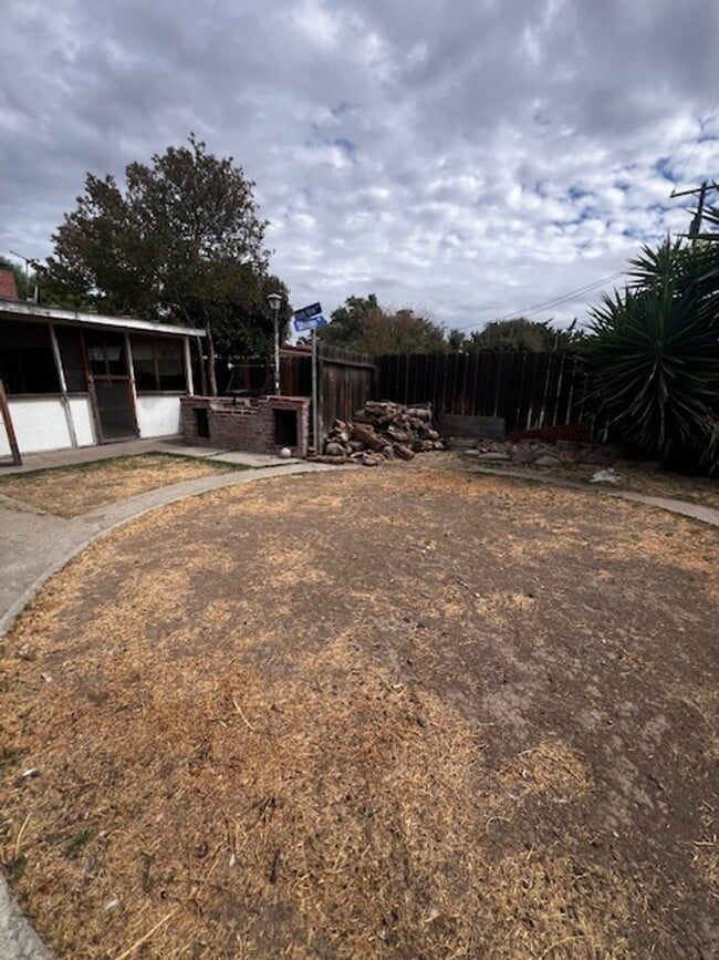 Building Photo - 4 BEDROOM HOME