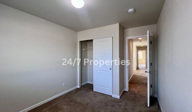 Building Photo - *1/2 OFF FIRST MONTH'S RENT* Magnificent 4BD I 2.5BA Molalla Home