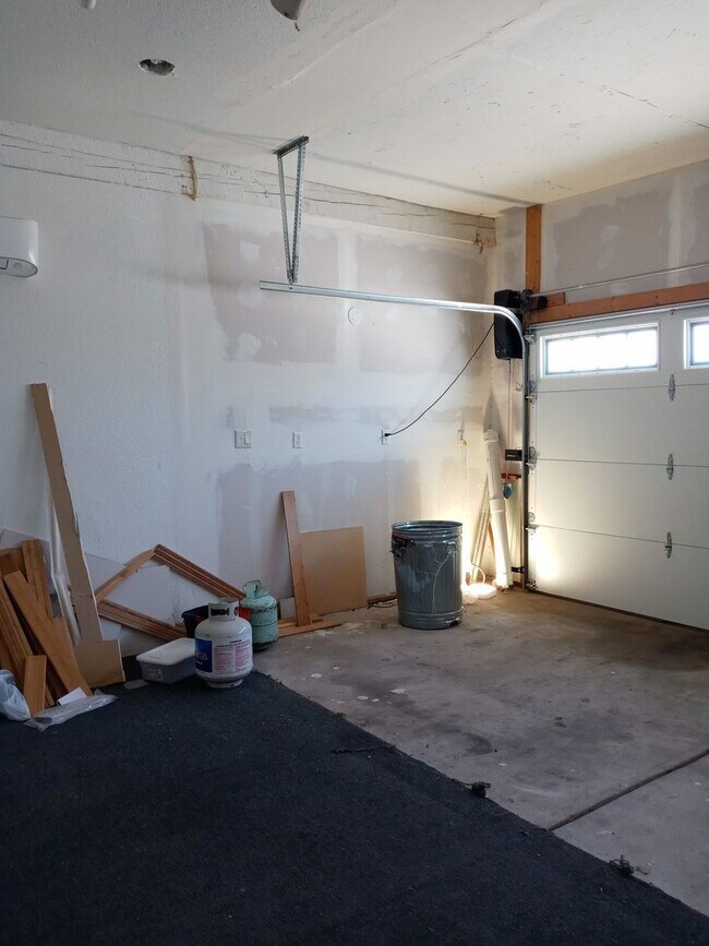 Building Photo - FIVE BEDROOMS!