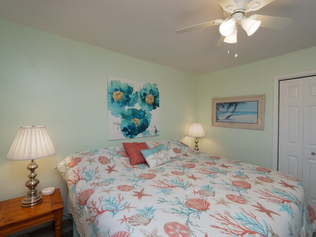 Building Photo - "Spacious 3-Bed Sanctuary with 3.5 Baths in Charming Port Charlotte!"