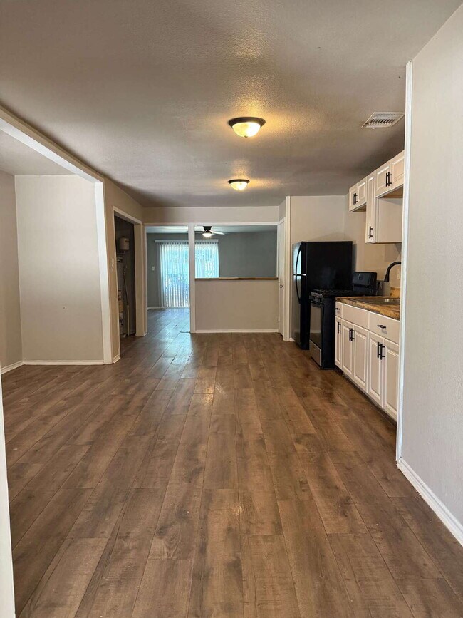 Building Photo - Gorgeous 4 Bed/1 Bath in the Hot Wells Neighborhood