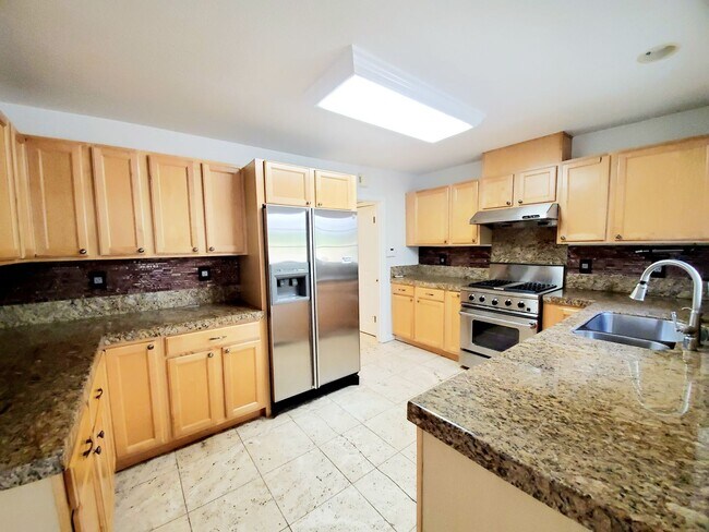 Building Photo - 2745 Summit Dr