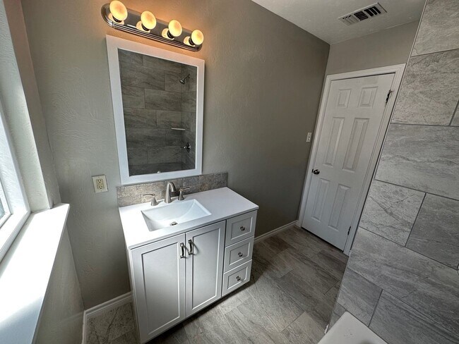 Building Photo - 2010 S Milam St