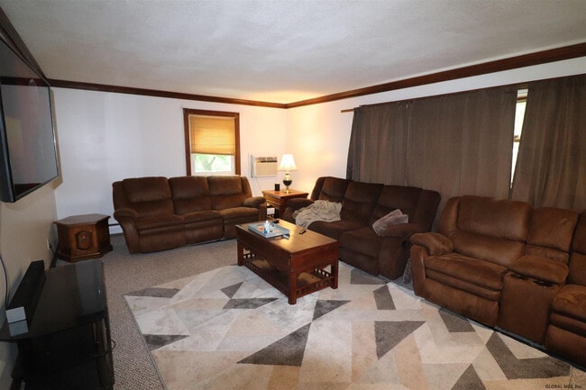 Building Photo - 8 Sweet Brier Dr