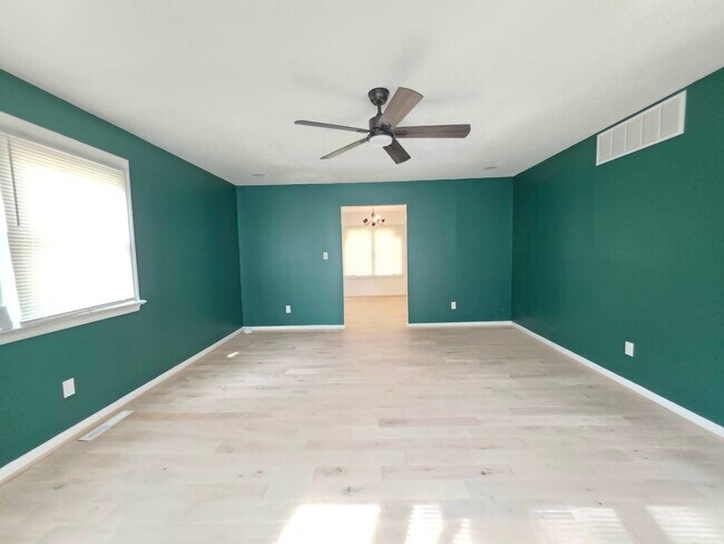 Building Photo - 8241 Robin Hood Dr