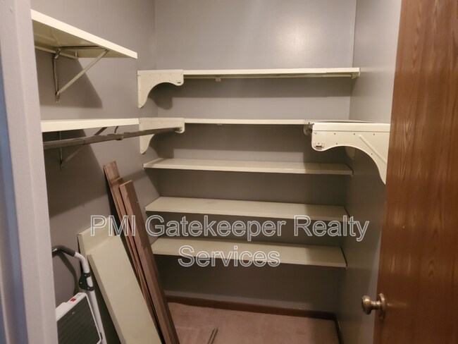 Building Photo - 7226 Creekview Dr