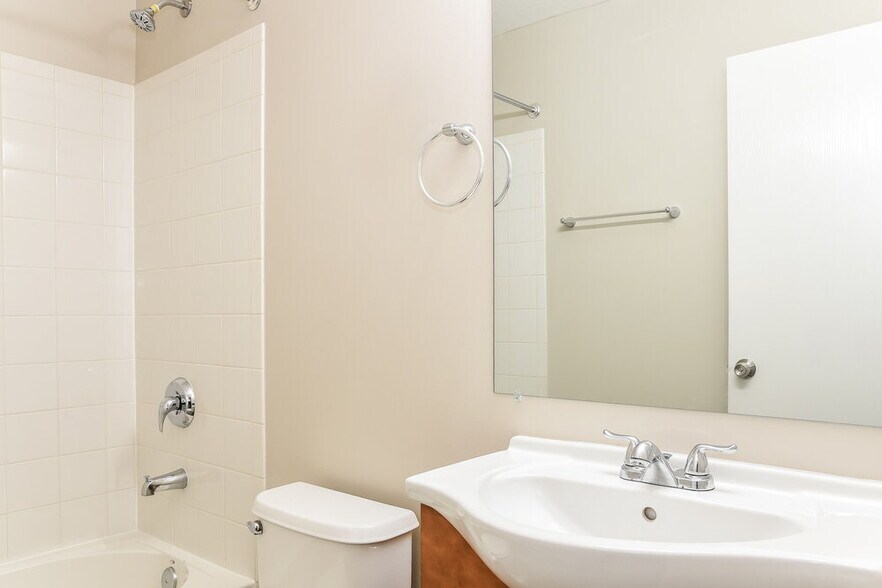 Building Photo - 6693 Laburnum Dr