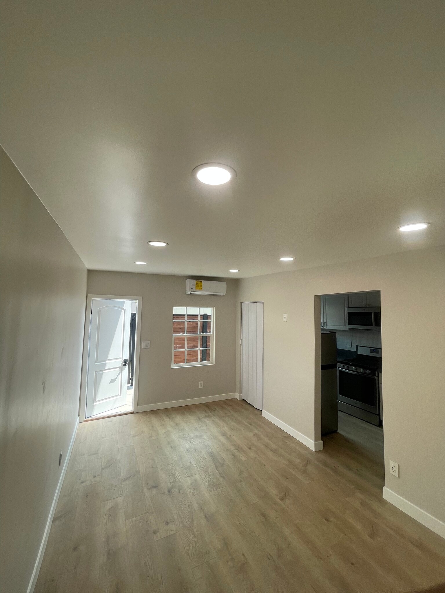 Main Room - 4121 1/2 Supreme Ct