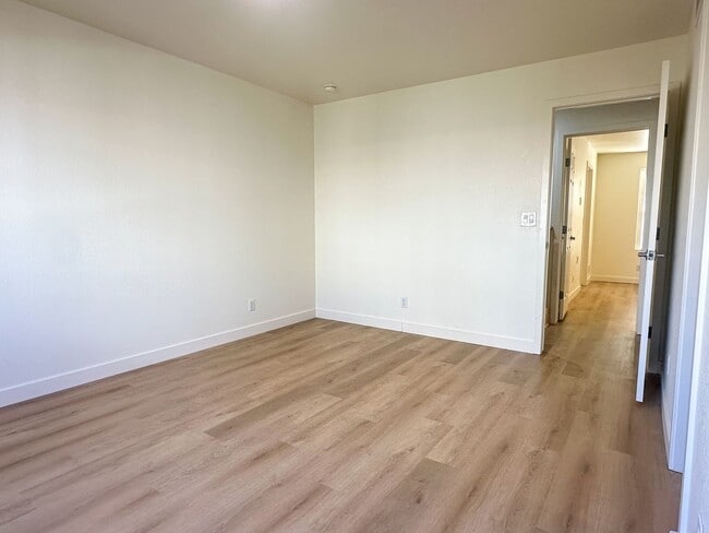 Building Photo - Beautifully Updated Townhome Near DIA