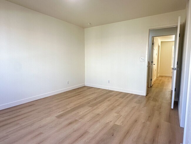 Building Photo - Move-in Incentive! TWO FREE WEEKS OF RENT