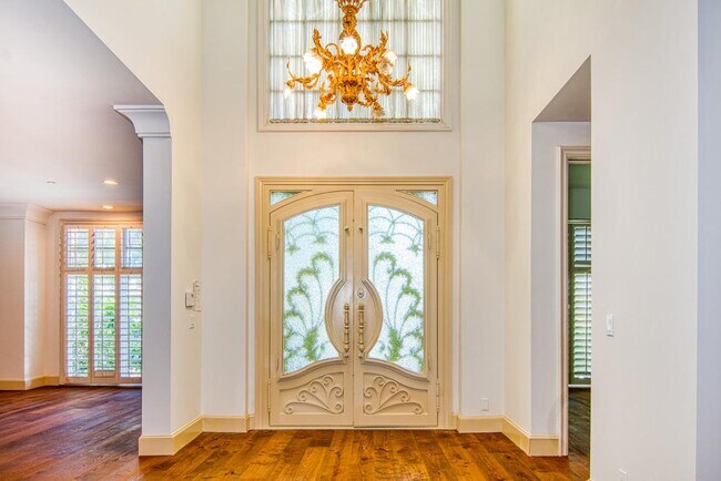 Building Photo - 321 S Palm Dr