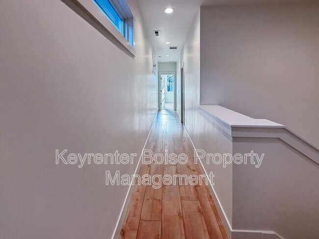 Building Photo - 622 E Krall St