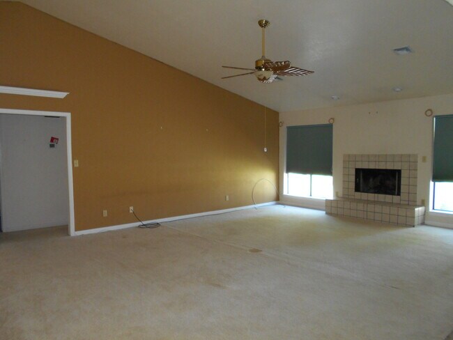 Building Photo - MESA DEL SOL/ GOLF COURSE 2 BDRM HOME